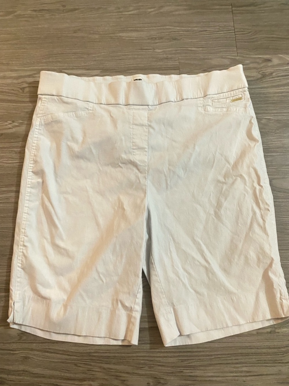 Anne Klein Women’s Bermuda Shorts Size 16 Cream Elastic Waist Casual Work Summer